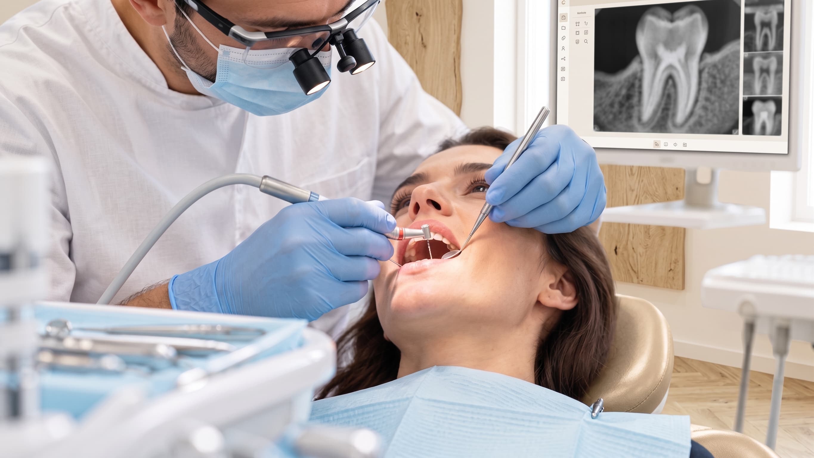 Praticien réalisant un traitement endodontique sous contrôle radiographique