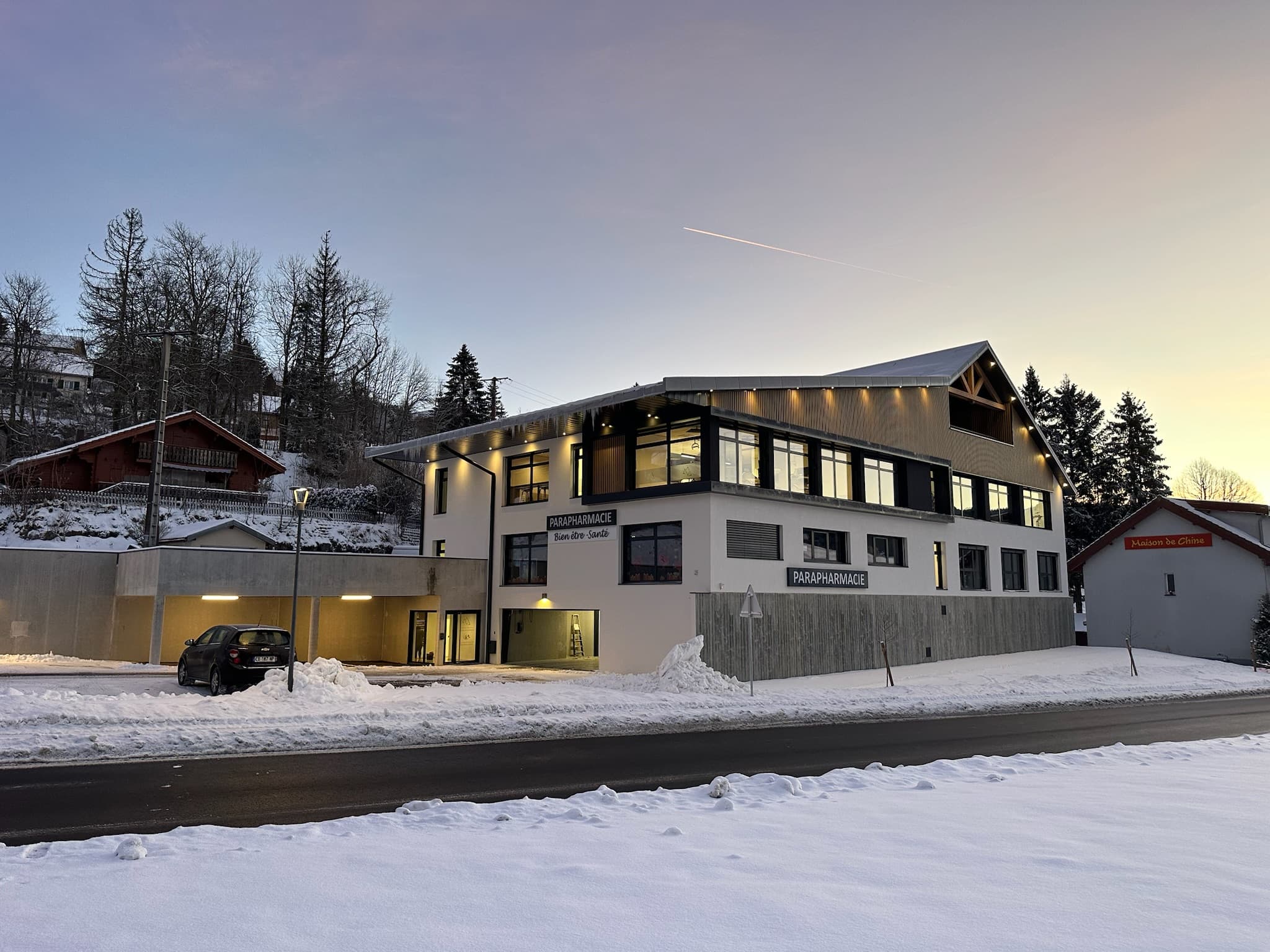 Fachada de Altitude bajo la nieve, en Jougne