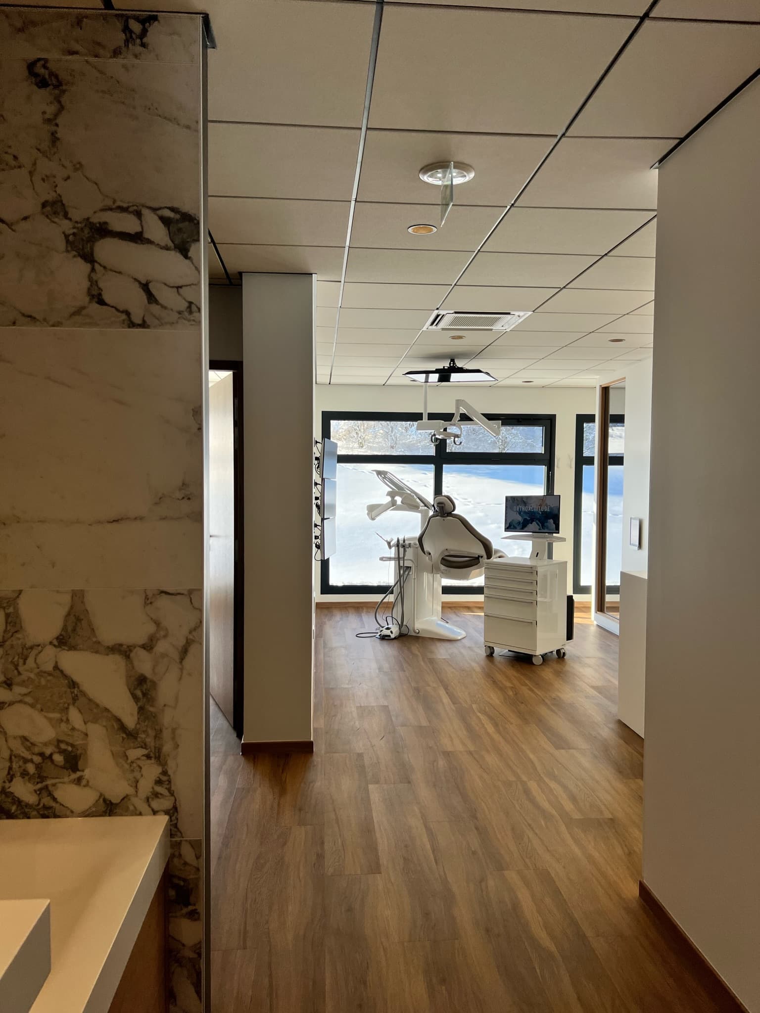 Sala de espera de OrthoAltitude, con vistas al paisaje nevado