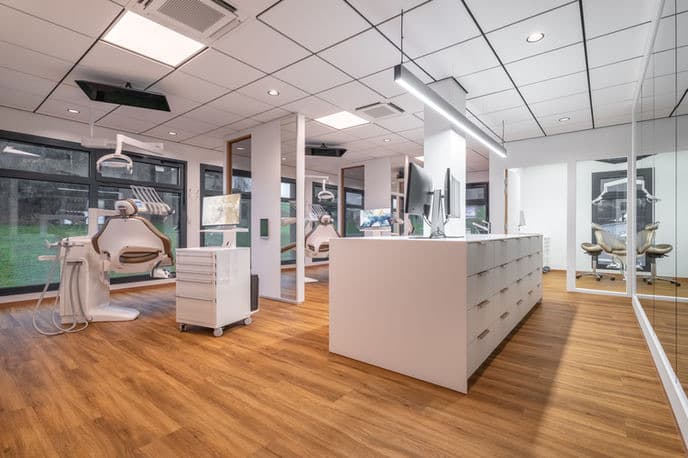 Sala de tratamiento de OrthoAltitude con sillón de ortodoncia