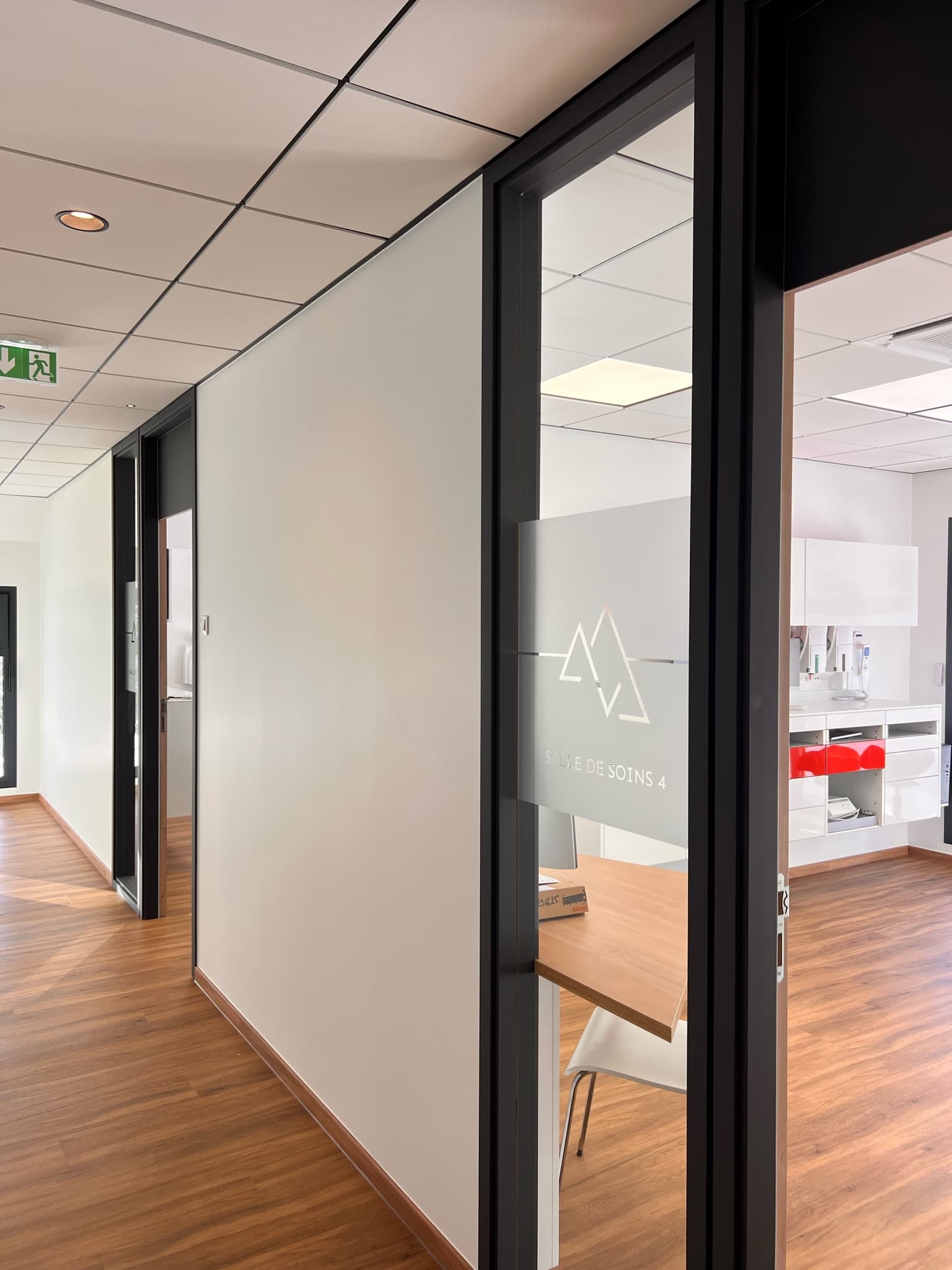 Sala de tratamiento del Centro Dental con vistas a las cumbres nevadas