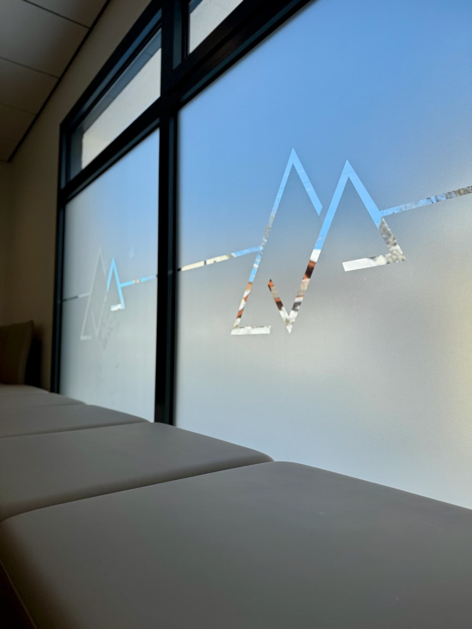 Pasillo del Centro Dental, señalización Altitude