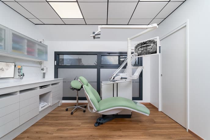 Sillón de tratamiento y equipo de imagen en una sala del Centro Dental