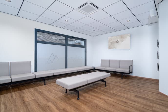 Sillón de tratamiento y equipo de imagen en una sala del Centro Dental