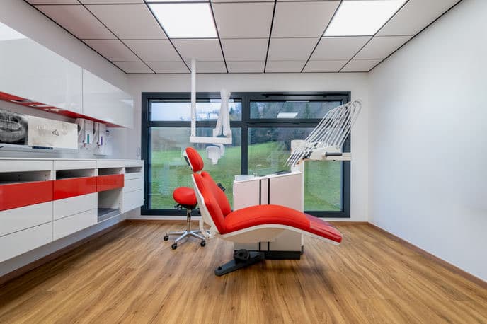 Encimera y almacenaje de una sala del Centro Dental