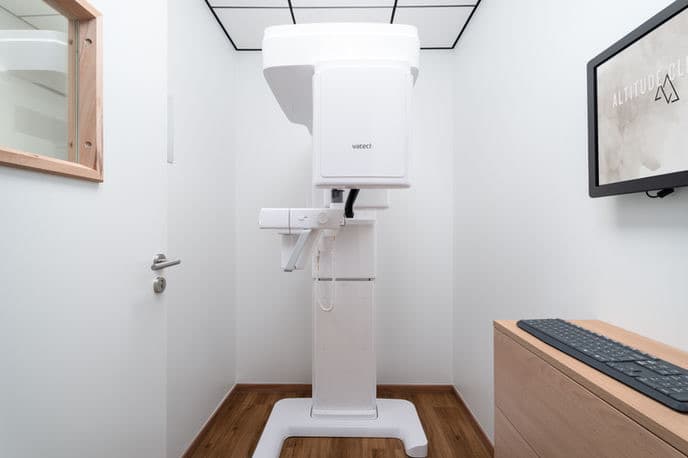 Sala de tratamiento del Centro Dental con vistas a las cumbres nevadas