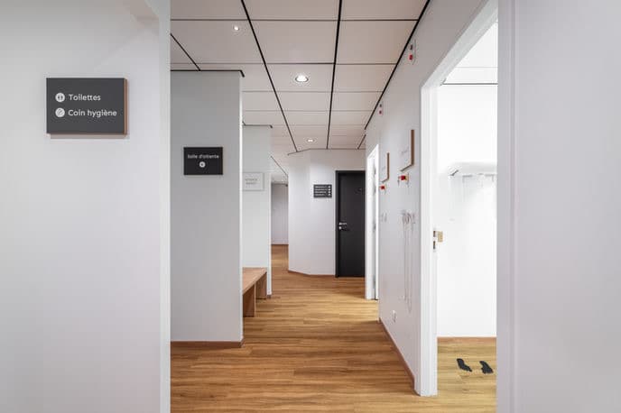 Pasillo del Centro Dental, señalización Altitude